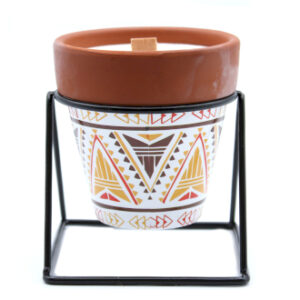 Lumânare din soia cu aromă de salvie, fitil de lemn, recipient ceramic pe suport metalic