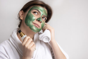 persoana care foloseste masca cu argila verde
