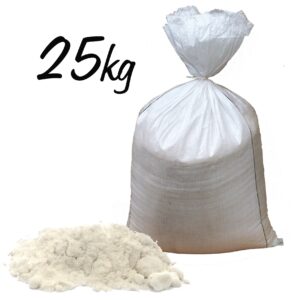 Sac alb de 25kg cu sare de baie albă din Himalaya măcinată fin așezată în grămadă pe fundal alb