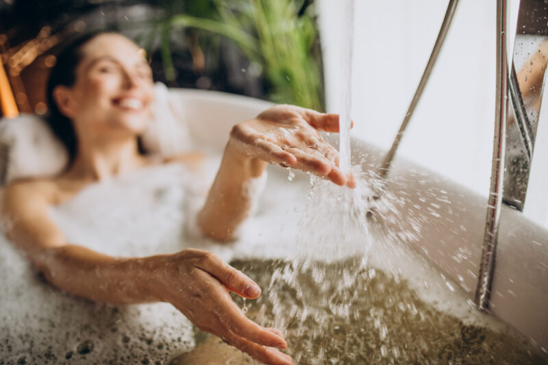 Cum sa combini sarea de baie cu uleiurile esențiale pentru o baie detox?