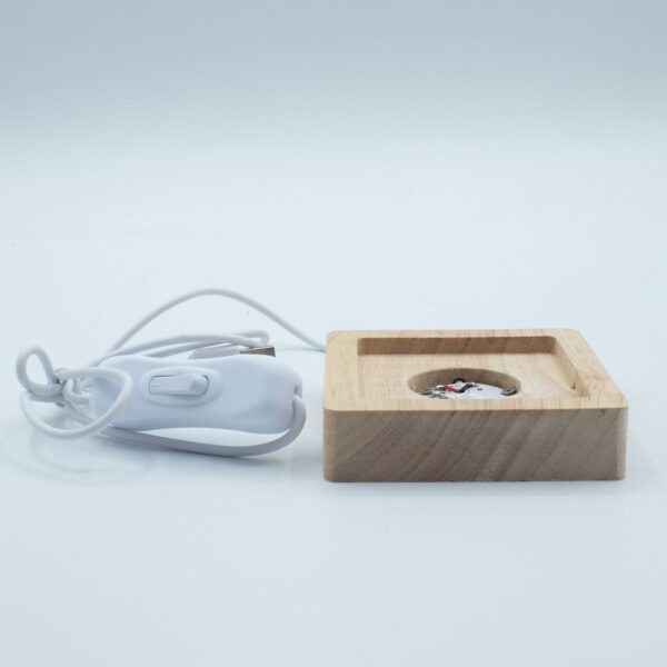 bG9jYWw6Ly9tZWRpYS85Ry9BRC82MFIzMEMxSjZDVEtBRDlHL2UxZTFkMjczLmpwZw Suport LED USB din lemn, pătrat de 8 cm - multicolor