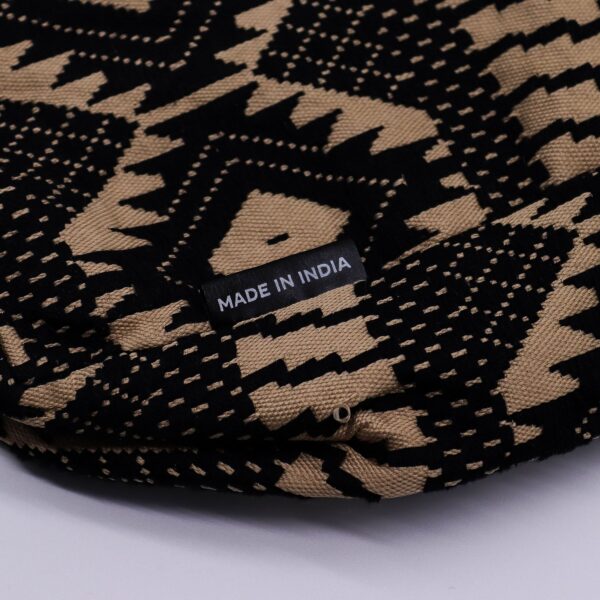 bG9jYWw6Ly9tZWRpYS85Ry9KRS82MFIzMEMxSjY0U0tKRTlHLzllYzlhMmZkLmpwZw Geantă crossbody Desert Loom, jacquard natural