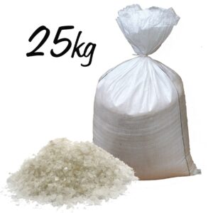 Sac alb de 25kg cu sare de baie albă din Himalaya cu o grămadă de cristale cu granulație medie de 3-5 mm pe fundal alb