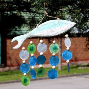 Sculptură de Pește Alb-Albastru și Cercuri Colorate de Scoică