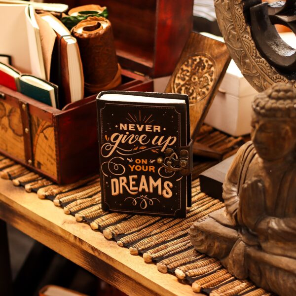 Agendă din Piele Tipărită (18x13 cm) – Never Give Up On Your Dreams – 200 pagini