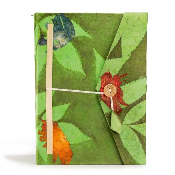 bG9jYWw6Ly9tZWRpYS85UC82RS82MFIzMEMxSjY4UzM2RTlQL2M2NDMxYzJlLmpwZw Agendă Lokta floral îndrăzneț, 21 × 15 cm, 45 file, cu semn de carte – verde