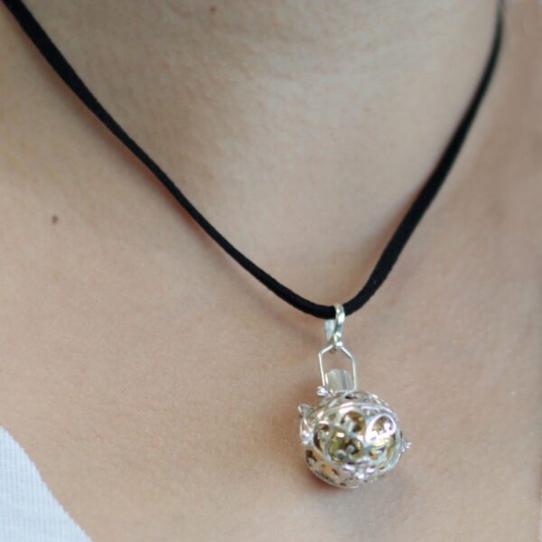 bG9jYWw6Ly9tZWRpYS85UC9BQy82MFIzMEMxRzZDVDNBQzlQL2NiNzEzOGE4LmpwZWc Clopoțel de Înger de Argint - Noapte - 18mm