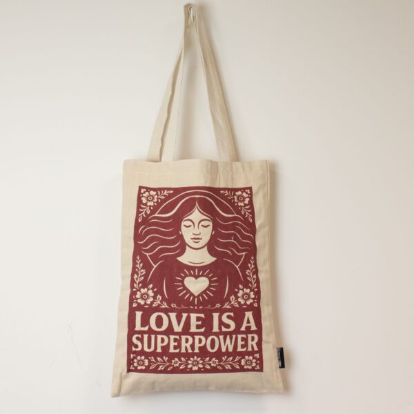 bG9jYWw6Ly9tZWRpYS85Ui9FQy82MFIzMEMxSjZDUzNFQzlSL2JiODdkNzIxLmpwZw Geantă Tote Toni Iconică – Love is a Super Power – Natural 10oz (41x31 cm)