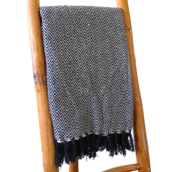 bG9jYWw6Ly9tZWRpYS85Ui9FRS82MFIzMEMxRzZSV0tFRTlSLzc2ZWNhMmQ2LmpwZWc Pătură Boho Confort - 125x150cm - Bleumarin Zigzag