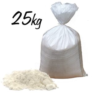 Sac mare din rafie de 25kg umplut cu sare albă de Himalaya grosieră de 2mm pe fundal alb