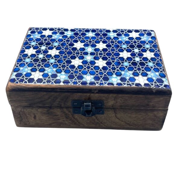 Cutie din lemn de mango, cu ceramică 15x10x6cm - Stele Albastre Cutie din lemn de mango, cu ceramică 15x10x6cm - Stele Albastre