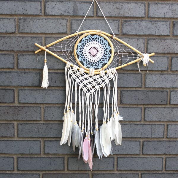bG9jYWw6Ly9tZWRpYS8xSC9HRC82MFIzMEMxRzZNV0tHRDFIL2VmZjFiYmI3LmpwZWc Dream Catcher (Prinzător de Vise) Protector - Ochi Mediu Macrame Albastru / Alb / Roz