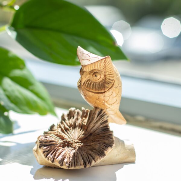 Sculptură Decorativă Handmade din Lemn Parasit – Bufniță la pândă