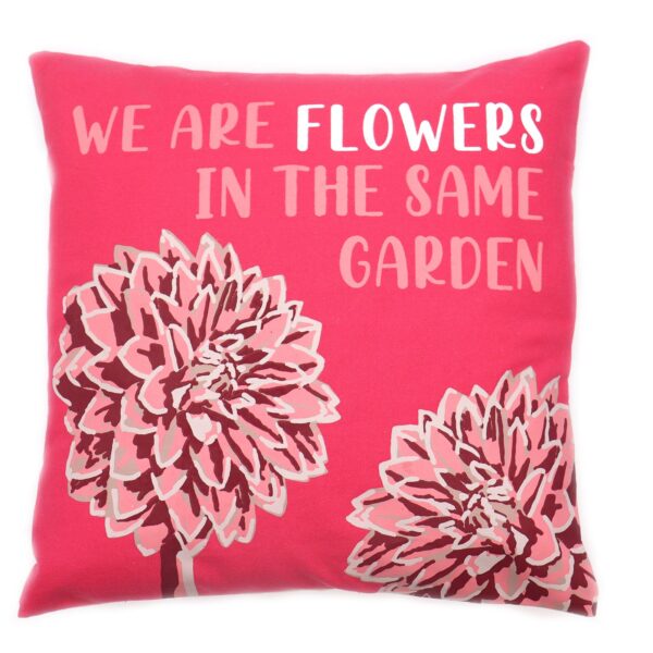 bG9jYWw6Ly9tZWRpYS8xSi9DRS82MFIzMEMxRzZSU0tDRTFKLzNhYzMzYzE3LmpwZWc Față de Pernă din Bumbac cu Imprimeu - We are Flowers - Culoarea Măslinului, Roz și Natural