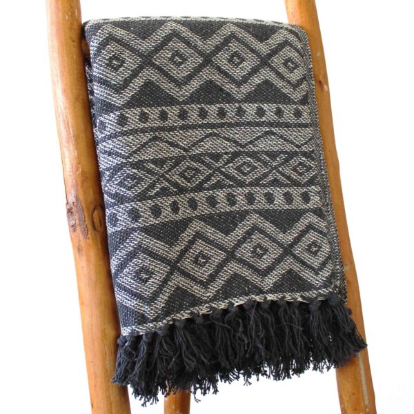 bG9jYWw6Ly9tZWRpYS8xSy9HQy82MFIzMEMxRzZSV0tHQzFLLzk5YjIyY2FkLmpwZWc Pătură Boho Confort - 125x150cm - Gri Geometric