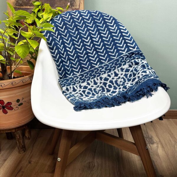 bG9jYWw6Ly9tZWRpYS8xSy9HRS82MFIzMEMxRzZSV0tHRTFLL2ZlYTU5NTU1LmpwZWc Cuvertură Indigo Realizată Manual - 170x120cm - Săgeți Seedha