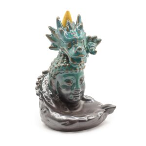 Un arzător ceramic în nuanțe de gri și verde înfățișând un dragon măreț situat deasupra capului lui Buddha, cu fum alb curgător.
