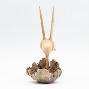 Sculptură în lemn parazit realizată manual - Colibri care bea nectarul