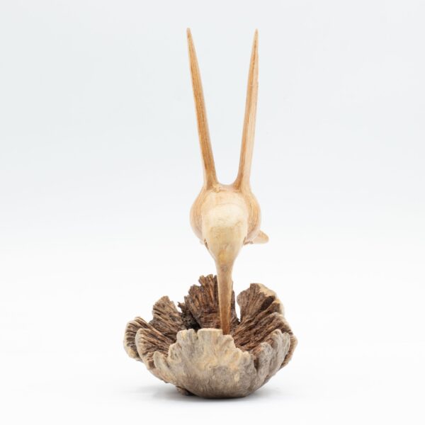 Sculptură în lemn parazit realizată manual - Colibri care bea nectarul