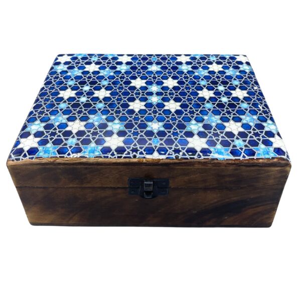 Cutie din lemn de mango cu glazură de ceramică - 20x15x7.5cm - Stele Albastre Cutie din lemn de mango cu glazură de ceramică - 20x15x7.5cm - Stele Albastre