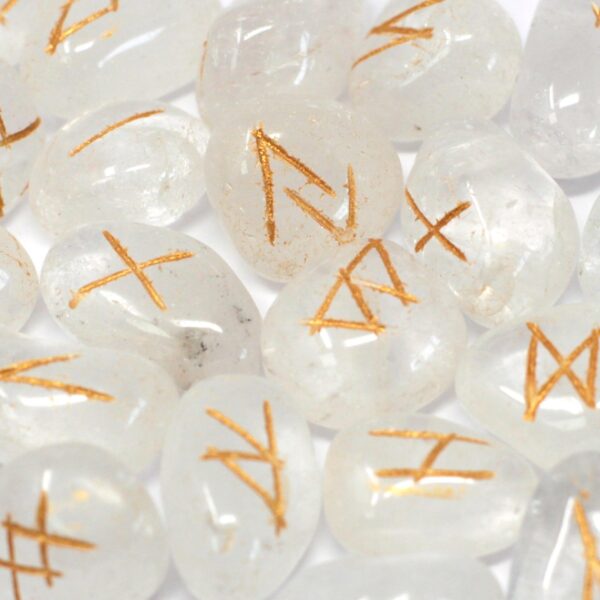 bG9jYWw6Ly9tZWRpYS8xUi9KQy82MFIzMEMxRzZDU0tKQzFSL2I3Mzc5OTJmLmpwZWc Set 25 pietre cu rune - Cristal