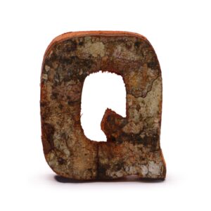 Literă din Scoarță Rustică - "Q"  - 7cm