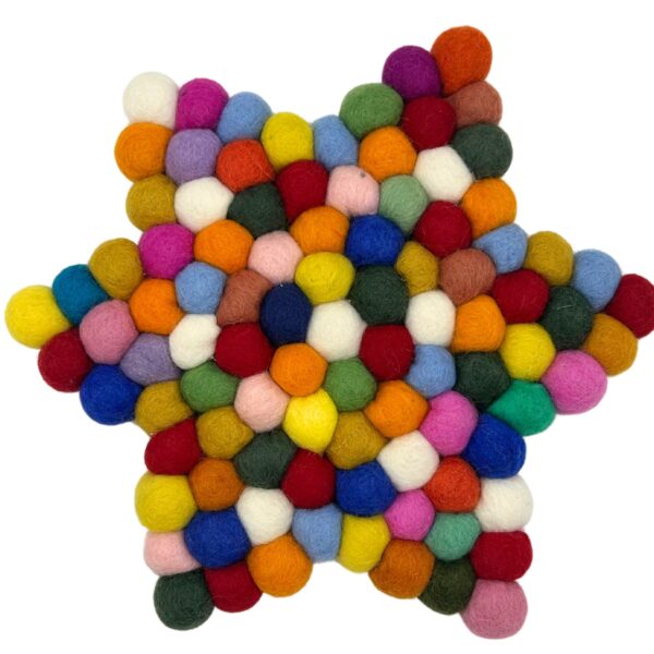 bG9jYWw6Ly9tZWRpYS9ISC8wQy82MFIzMEMxSDc0U0swQ0hILzVhMTE0MTY3LmpwZWc Suport în Formă de Stea din Pâslă pentru Masă - Multicolor