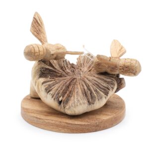 Sculptură Decorativă din Lemn Parazit – Albine în Acțiune