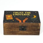 Cutie emailată din lemn de mango Trust the Universe