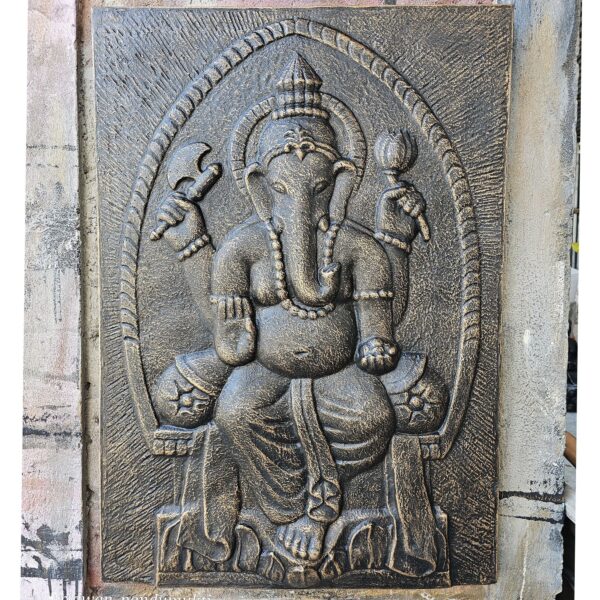 bG9jYWw6Ly9tZWRpYS9ISy80RC82MFIzMEMxRzZXVEs0REhLLzk5ZDM2YTMwLmpwZWc Ganpati Mare, Cadru din Ciment Fibroros, Relief din Aur Antic - 0,7x1m