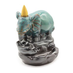 Un arzător de tămâie din ceramică turcoaz strălucitoare înfățișând un elefant simpatic așezat pe marginea unui bazin circular.