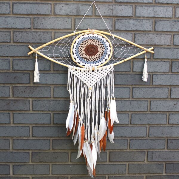 bG9jYWw6Ly9tZWRpYS9ITi9HQy82MFIzMEMxRzZNV0tHQ0hOLzE4ZjgyMWI4LmpwZWc Dream Catcher (Prinzător de Vise) Protector - Ochi Mare Macrame - Alb / Gri / Maro