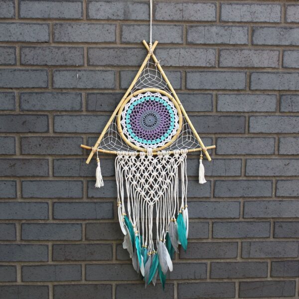 bG9jYWw6Ly9tZWRpYS9IUC9HRC82MFIzMEMxRzZNV0tHREhQL2M1OTY4ZGQ2LmpwZWc Dream Catcher (Prinzător de Vise) Protector - Piramidă Macrame - Alb / Turcoaz