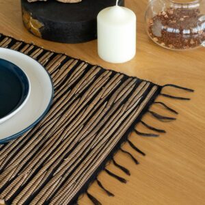 Suport Natural pentru Farfurii din Zambilă de Apă - Tigru Negru cu Franjuri