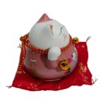 Pisică Norocoasă din Ceramică cu Lăbuță Mobilă – Roz pe Pernă (bateria nu este inclusă)