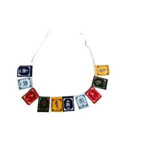 Steaguri Tibetane din Catifea cu Mantra OM - Mijlocii (10 Steaguri)