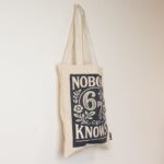 Geantă Tote Toni Iconică – Nobody Knows 67 – Natural 10oz (41x31 cm)