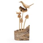 Sculptură Decorativă Handmade din Lemn Parasit – Pasăre și albină pe ciuperci