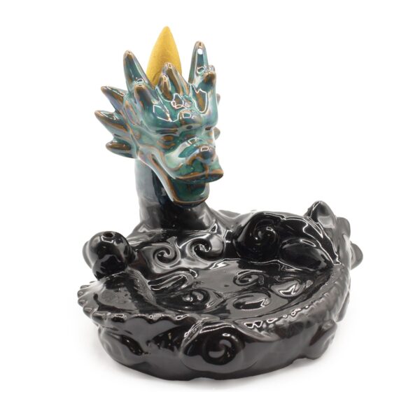 Un arzător ceramic mare pentru tămâie înfățișând un dragon masiv așezat deasupra mai multor bazine stâncoase în cascadă. Arzător de tămâie Dragon Mare, cu flux invers