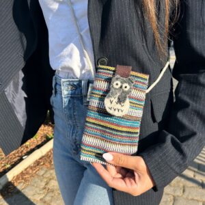 Geantă pentru Telefon cu Dungi Multicolore și Albe - Decor cu Bufniță