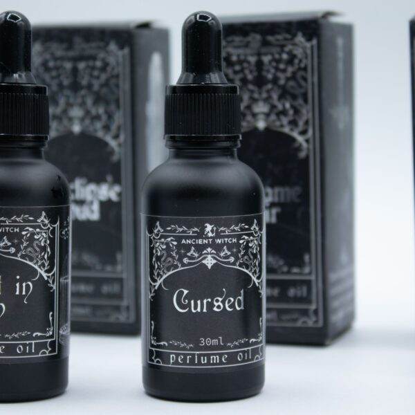 bG9jYWw6Ly9tZWRpYS9TUi8wQy82MFIzMEMxSjY0V0swQ1NSLzhiZGVmNjlmLmpwZw Ulei de Parfum Ancient Witch – Blestemat
