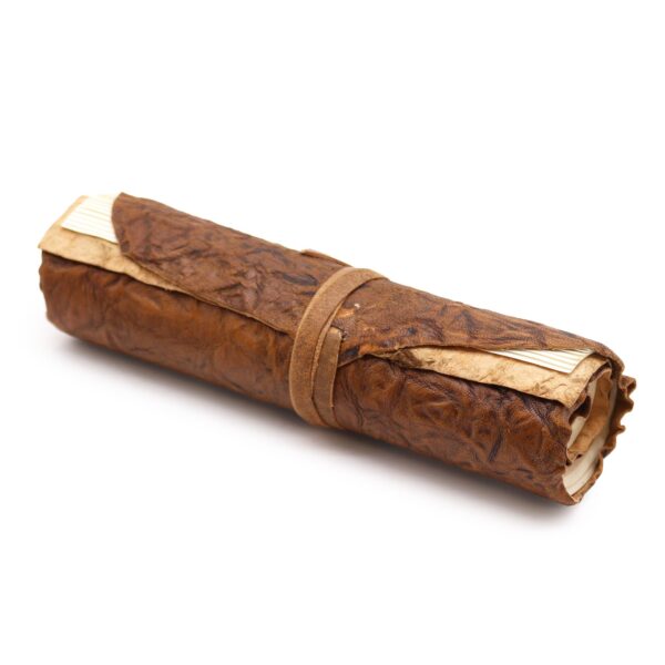 bG9jYWw6Ly9tZWRpYS9TUi9KRC82MFIzMEMxRzZSVzNKRFNSL2M4ZGRiMGNlLmpwZWc Agendă de Călătorie din Piele Rulată - 96 pagini - Natural 21x15cm