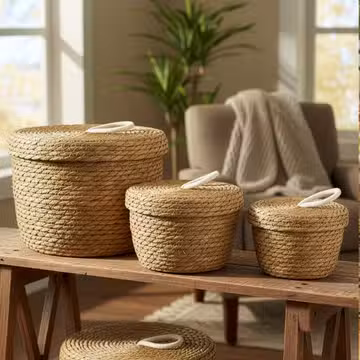 Întrebări frecvente Ce avantaje oferă fibrele vegetale naturale la fabricarea coșurilor? Sunt ecologice, extrem de durabile și oferă o textură bogată, unică, ce aduce un plus de autenticitate oricărui spațiu. Pentru ce tipuri de depozitare sunt recomandate aceste coșuri? Sunt excelente pentru depozitarea plantelor de apartament în ghiveci, a pernelor decorative, a revistelor sau a articolelor vestimentare. Cum se curăță un coș împletit din frunze de bananier sau iarbă de mare? Se curăță simplu prin aspirare ușoară sau prin ștergere rapidă cu o lavetă uscată ori foarte puțin umedă, evitând contactul prelungit cu apa. Sunt coșurile din fibre naturale suficient de rezistente? Da, împletiturile dense și structura armată le conferă o rezistență mecanică ridicată pentru utilizarea zilnică. Pot fi folosite ca elemente decorative principale într-o cameră? Da, designul lor cald și natural le transformă în adevărate piese de accent care înfrumusețează colțurile neutilizate ale camerei.