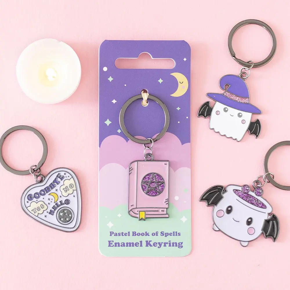 Breloc din email carte de vrăji pastel