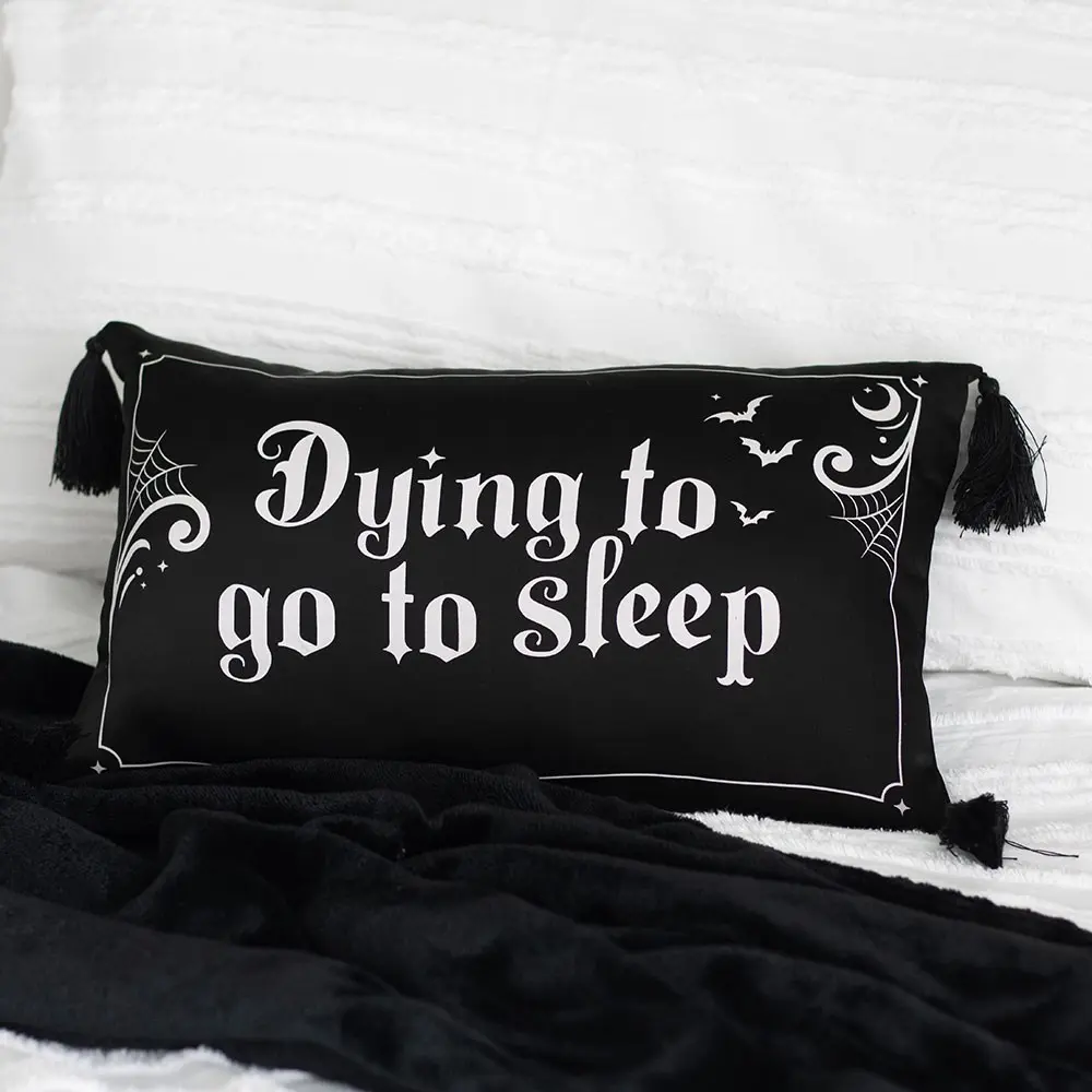 Pernă decorativă din satin negru cu mesajul „Dying to go to sleep” pentru Halloween