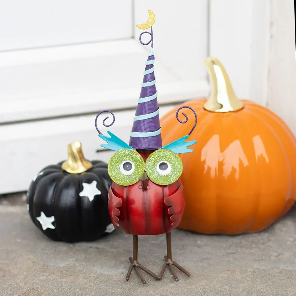 Ornament decorativ metalic bufniță roșie cu pălărie de vrăjitoare pentru Halloween