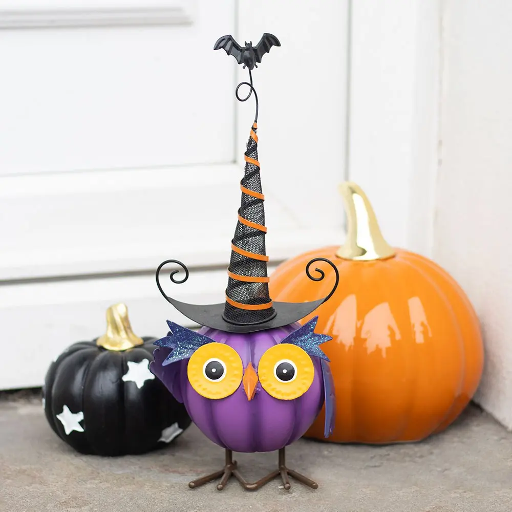 Ornament decorativ metalic cu bufniță mov și pălărie de vrăjitoare pentru Halloween