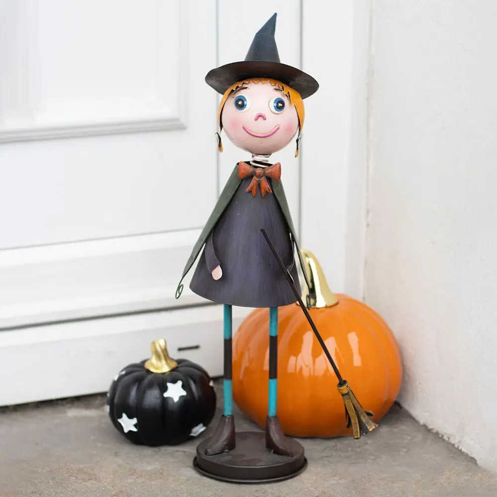 Ornament decorativ metalic vrăjitoare cu mătură pentru Halloween