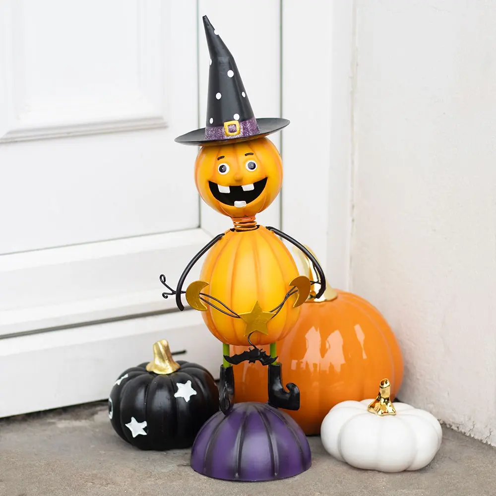 Ornament decorativ metalic omuleț din dovleac cu pălărie de vrăjitoare pentru Halloween
