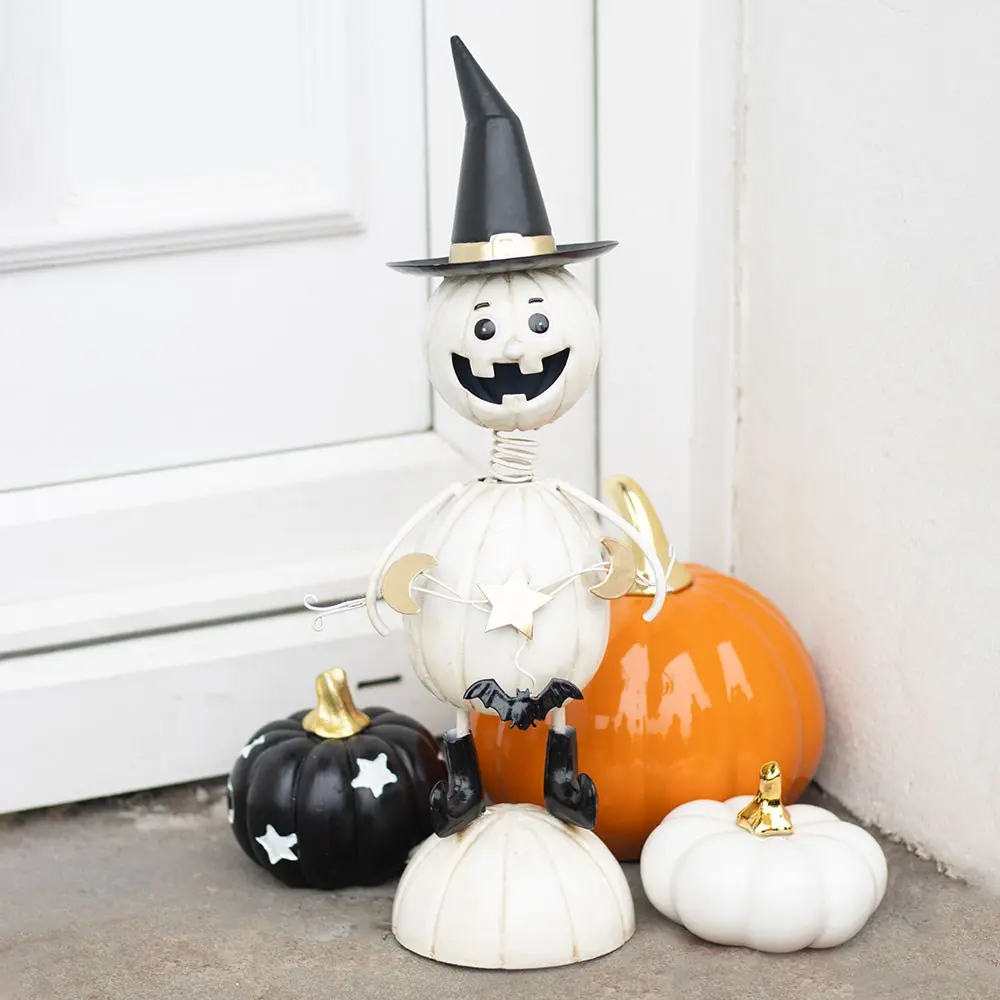 Ornament decorativ metalic omuleț din dovleac alb cu pălărie de vrăjitoare pentru Halloween